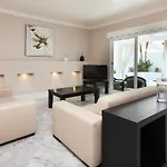 Vila 44 *